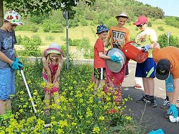 Die Kinder beim Müll-Sammeln  Foto: Doris Bauer