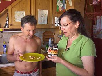 Bei Gottfried (54), dem munteren Milchbauer, und Brigitte (52) beginnt der erste Morgen der Hofwoche. Es gibt Tee, Kaffee und Walnüsse als erstes Frühstück. Foto: RTL Alle Infos zu "Bauer sucht Frau" im Special bei RTL.de: http://www.rtl.de/cms/sendungen/bauer-sucht-frau.html