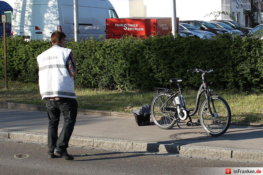 E-Bike-Fahrerin stößt in Dinkelsbühl mit Lkw zusammen