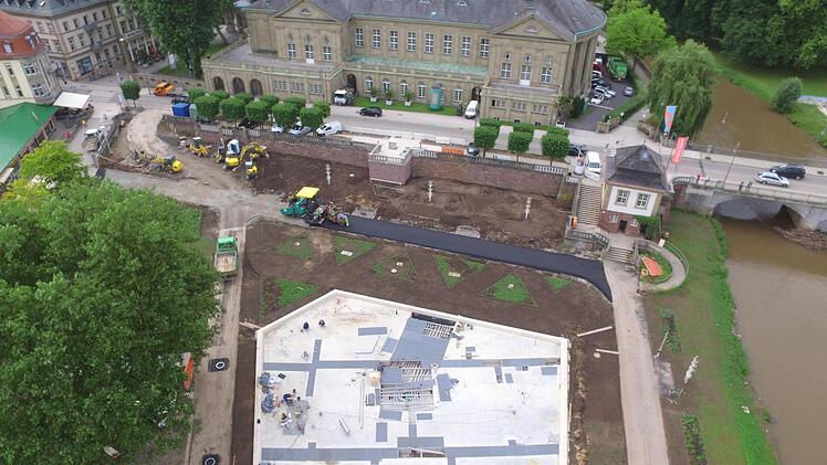 Von oben waren unter der Woche die Form des noch leeren Beckens und das Asphaltieren der Wege gut zu erkennen. Foto: Saale-Zeitung