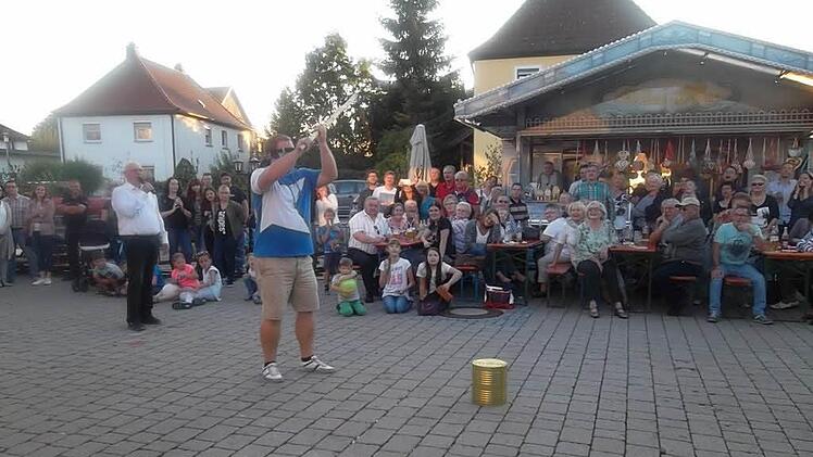 Axel Schrepfer holt bei seinem 5. Versuch unter den Anfeuerungsrufen der vielen Zuschauer zum Siegestreffer aus. Foto: Jutta Dietzel