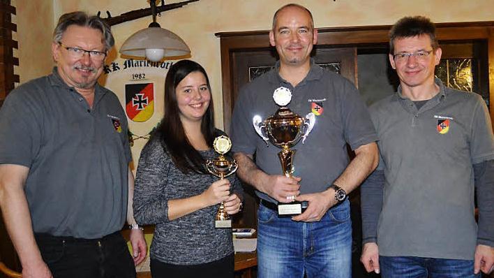 Siegerehrung bei der Vereinsmeisterschaft der RK Marienroth; von links Bürgermeister Hans Pietz (auch RK- Mitglied), Melanie Hofmann (Siegerin der Gastschützen), Dietmar Kirchner (Vereinsmeister), Rudolf Hofmann (1. Vorsitzender RK Marienroth)  Foto: eh