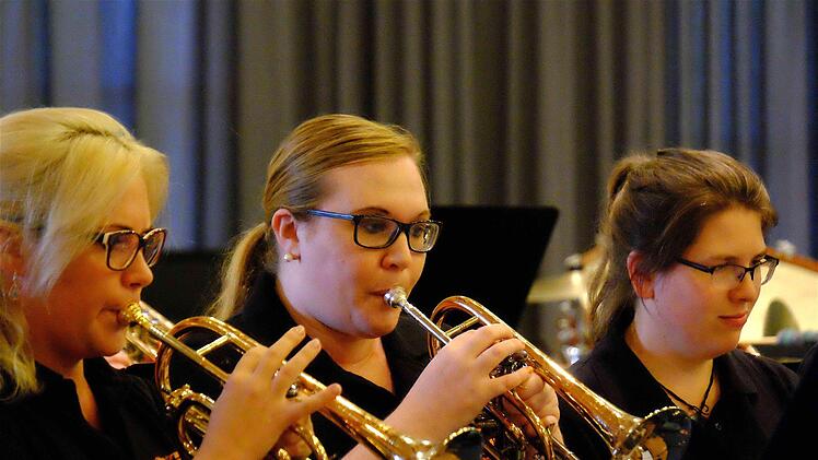 Cornet-Solospielerin Ida König (Mitte). Foto: Gerd Schaar