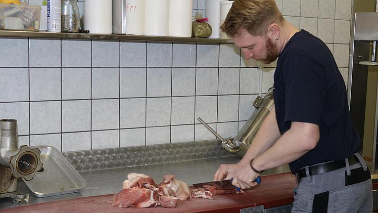 Ohne Wurst geht bei den Fleisch- und Wurstfreunden gar nichts: Während des Brauens machen sie sich kurzerhand ein paar frische Bratwürste und schmeißen sie gleich zum Mittagessen auf den Grill.Janina Reuter