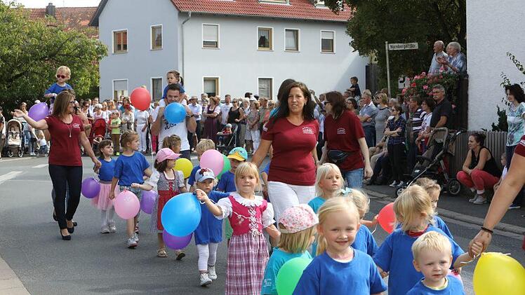 Der Festzug in Langensendelbach Foto: Barbara Herbst