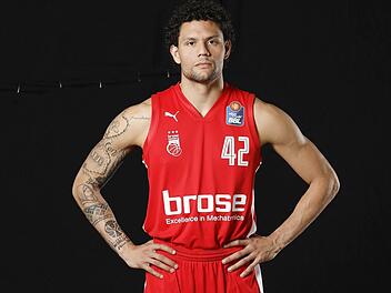 15 Tattoos schmücken Carreras Körper: Sein neuestes Exemplar ist das Logo der Basketball-Weltmeisterschaft 2019 auf dem rechten Unterarm.  Foto: Daniel Löb