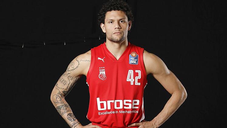 15 Tattoos schmücken Carreras Körper: Sein neuestes Exemplar ist das Logo der Basketball-Weltmeisterschaft 2019 auf dem rechten Unterarm.  Foto: Daniel Löb