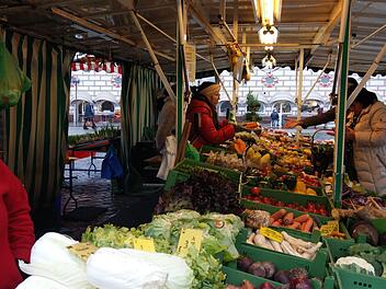 Ab dem 11. Januar soll der Wochenmarkt in Hof umziehen. Symbolfoto: Simone Bastian