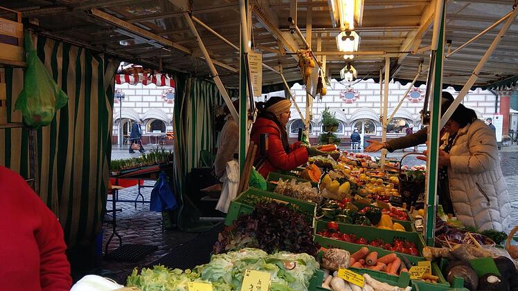 Ab dem 11. Januar soll der Wochenmarkt in Hof umziehen. Symbolfoto: Simone Bastian