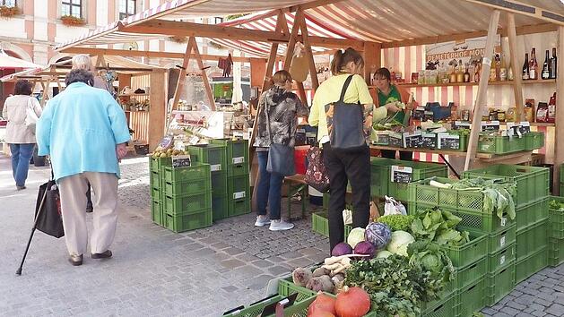 Diverse Marktst&auml;nde bieten am Samstag in Neustadt ihre regionalen Spezialit&auml;ten an.  Foto: privat