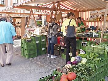 Diverse Marktstände bieten am Samstag in Neustadt ihre regionalen Spezialitäten an.  Foto: privat