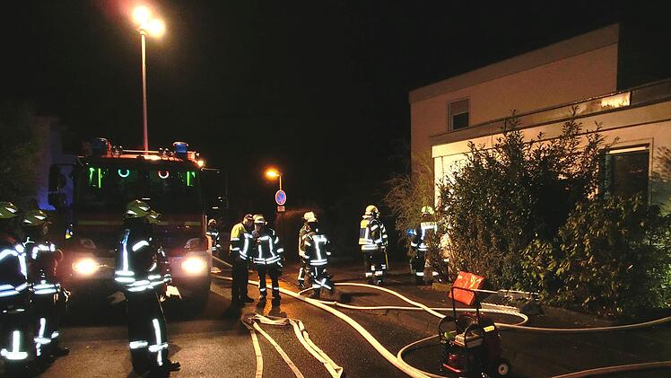Ein am Abend nicht gelöschtes Teelicht löste in der Nacht  auf Montag in der Schillerstraße  in Bad Kissingen einen Zimmerbrand aus, bei dem die Wohnungsinhaberin  leicht verletzt wurde. Foto: Peter Rauch