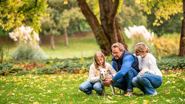 Hündin Mila ist für Carmen, René und Tochter Martha längst ein vollwertiges Familienmitglied. Aus ihrem Alltag ist sie nicht mehr wegzudenken. Bis zu 500 Euro im Monat lässt sich die Familie ihre treue Begleiterin kosten.