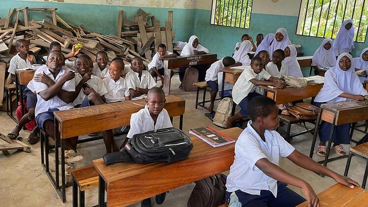 In der Grundschule Kibululu musste das Dach erneuert werden. Es hatte faustgro&szlig;e L&ouml;cher, Unterricht war zeitweise unm&ouml;glich.