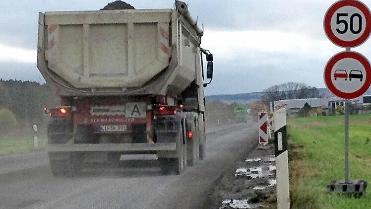 Das Bankett (rechts) wird bei der Gelegenheit auf der circa vier Kilometer langen Strecke mit erneuert.