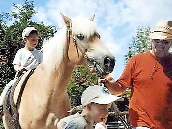 Eine Möglichkeit, motorisch oder psychisch auffälligen Kindern zu helfen: Beim heilpädagogischen Höfle in Gauerstadt zeigt Wolfgang Müller den Kindern, wie viel Spaß der Umgang mit Pferden macht.  Foto: CT-Archiv
