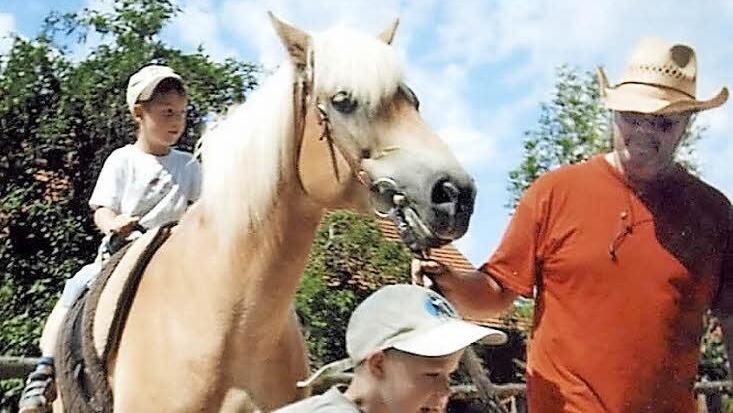 Eine Möglichkeit, motorisch oder psychisch auffälligen Kindern zu helfen: Beim heilpädagogischen Höfle in Gauerstadt zeigt Wolfgang Müller den Kindern, wie viel Spaß der Umgang mit Pferden macht.  Foto: CT-Archiv