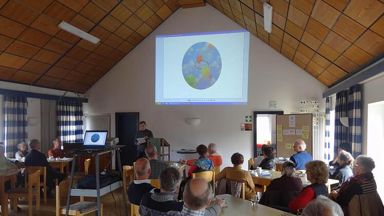 Lebhaft diskutierte die Evangelische Kirchengemeinde über die geplante Deckengestaltung