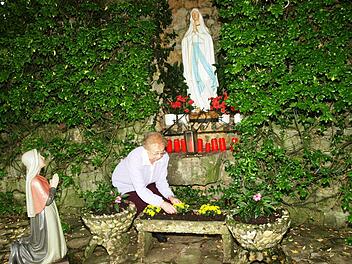 Die Grotte erbaute 1964 das Werkvolk aus Feldlesesteinen. Die Madonna stiftete Margarete Röder.