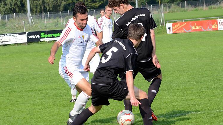 Der 1. FC Burk um den wieder einsatzfähigen Spielertrainer Mario Herrmannsdörfer (l.) bleibt nach dem 2:0-Erfolg gegen den ASV Niederndorf in der Spitzengruppe der Kreisliga 1 vertreten.  Foto: herzopress