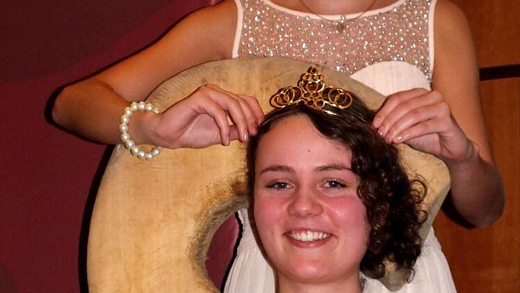Isabel Bergmann, die bisherige Weinprinzessin, setzte der neuen Sander Weinprinzessin Nadine Rippstein die Krone auf.