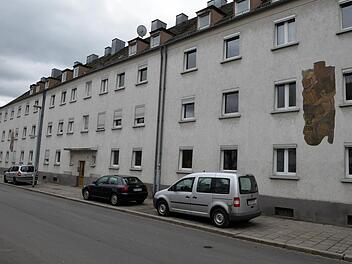 In diese drei Häuser in der Neuerbstraße ziehen voraussichtlich ab April die ersten Flüchtlinge ein. Foto: Ronald Rinklef