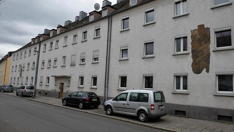 In diese drei Häuser in der Neuerbstraße ziehen voraussichtlich ab April die ersten Flüchtlinge ein. Foto: Ronald Rinklef