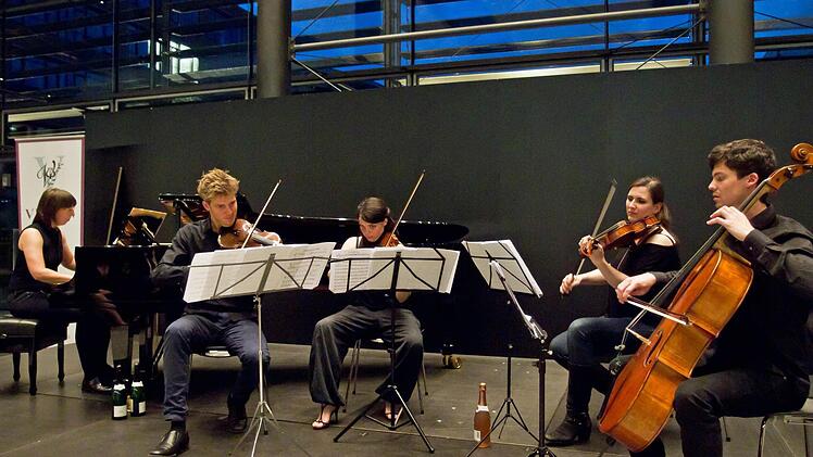 Die Pianistin und Komponistin Maria Baptist gastierte mit einem jungen Streichquartett beim Coburger Verein. Foto: Jochen Berger