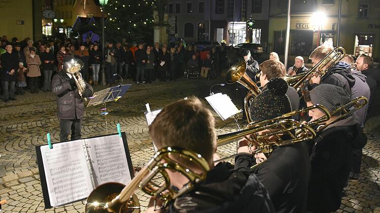 Seit über 30 Jahren spielt der evangelische Posaunenchor Haßfurt am ersten Weihnachtsfeiertag am Weihnachtsbaum in Haßfurt auf. Heuer wurde bei diesem festlichen Musizieren und Singen bereits zum zehnten Mal das letzte Fenster des begehbaren Adventskalenders geöffnet.  Fotos: Ulrike Langer