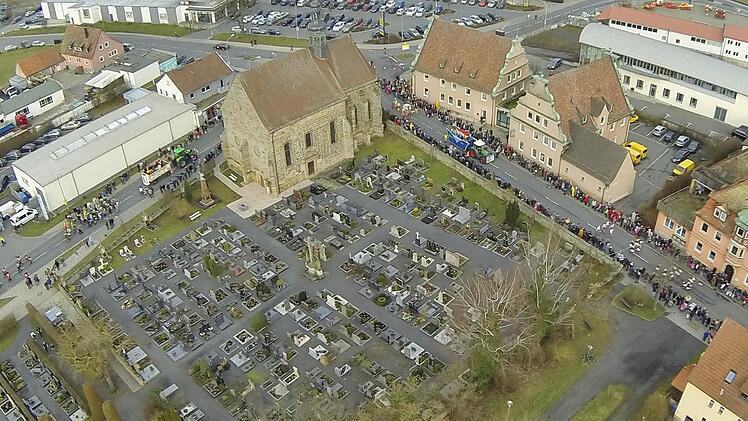 Trubel und Trauer: Der Faschingszug passiert den Friedhof.