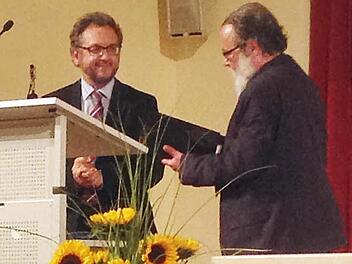 Heribert Prantl (l.) erhält die Ehrendoktorwürde durch Wolfgang Schoberth verliehen.  Foto: Michael Busch