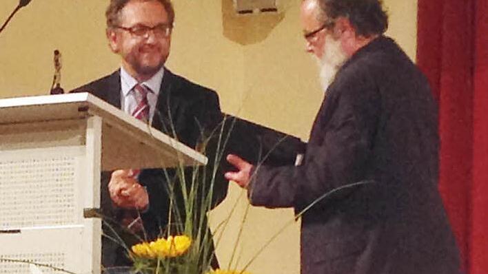 Heribert Prantl (l.) erhält die Ehrendoktorwürde durch Wolfgang Schoberth verliehen.  Foto: Michael Busch