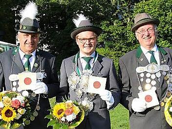 Max Forkel (Mitte) ist neuer Schützenkönig. Flankiert wird der Coburger vom 1. Ritter Klaus Probst (links) und dem 2. Ritter, Rainer Reißenweber, der 2015 zum sechtsen Mal Schützenkönig wurde. Foto: Ulrike Nauer