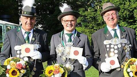 Max Forkel (Mitte) ist neuer Schützenkönig. Flankiert wird der Coburger vom 1. Ritter Klaus Probst (links) und dem 2. Ritter, Rainer Reißenweber, der 2015 zum sechtsen Mal Schützenkönig wurde. Foto: Ulrike Nauer
