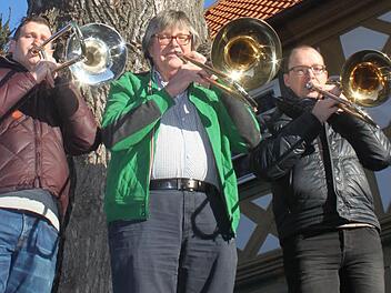Harry Ries (Mitte) mit zwei seiner Schüler, Dion Kowalski (links) und Luc Scholtes, vor der Alten Schule in Loffeld, in der die Musikschule ihre Räume hat. Foto: Matthias Einwag