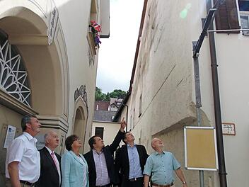 Einsparung bei den Laternen suchen (von links) Hans-Jürgen Nekolla, Rudolf Braun, Gisela Bauer, Dominik Bigge, Ralf Deuerling und Wolfgang Rast. Foto: Petra Malbrich