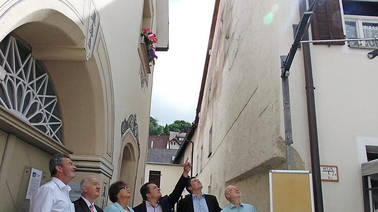 Einsparung bei den Laternen suchen (von links) Hans-Jürgen Nekolla, Rudolf Braun, Gisela Bauer, Dominik Bigge, Ralf Deuerling und Wolfgang Rast. Foto: Petra Malbrich
