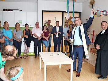 Jens Arnold und Thomas Ringer (v. r.) segneten die neuen Räume.