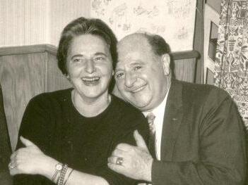 Der totgeglaubte Siegfried Wei&szlig; taucht 1958 v&ouml;llig &uuml;berraschend  bei seinem Schulfreund Simon Hartmann in der Spitalgasse 12 auf. Ein Jahr sp&auml;ter kann er auch stolz seine Jugendliebe "Gundi" vorstellen, die er nach langem Suchen gefunden hat.Repro: Wolfgang Schoberth