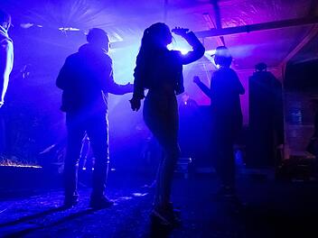 Rödental: Halloween-Party gestürmt -  ungeladene Gäste prügeln 21-Jährigen ins Krankenhaus