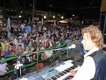 Die Fans standen dicht gedrängt vor der Bühne. Fotos: Roland Meister