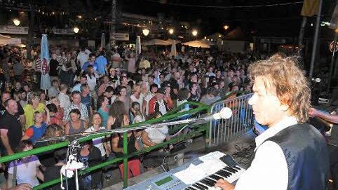 Die Fans standen dicht gedrängt vor der Bühne. Fotos: Roland Meister