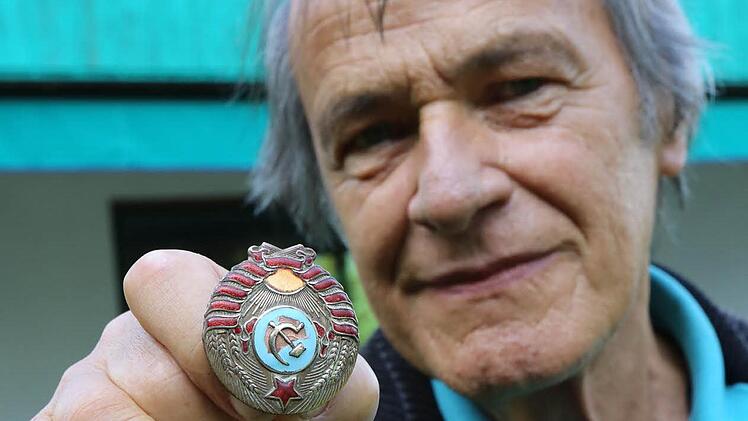 Joachim Kortner ist längst pensioniert und lebt in Ebermannstadt. Das Souvenir aus Aufseß hält er aber in allen Ehren. Foto: Barbara Herbst