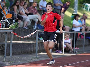 Tom Leidel vom TV Bad Brückenau erfüllt in Ramsthal die Qualifikationsnorm für die Bayerischen Meisterschaften über 100 Meter und im Hochsprung. Fotos: Nürnberger (22)
