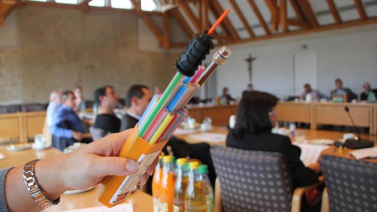 So sehen die Leitungen aus: Kabel für das schnelle Internet wurden am Montag im Kreistag-Ausschuss gezeigt, der in Haßfurt tagte.  Foto: Klaus Schmitt