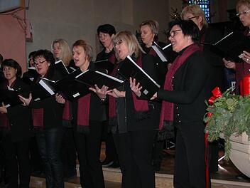 Der Frauenchor ist bei einem weihnachtlichen Konzert in Haard aufgetreten.  Foto: Ewald Kiesel