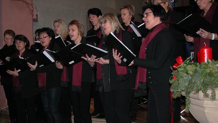 Der Frauenchor ist bei einem weihnachtlichen Konzert in Haard aufgetreten.  Foto: Ewald Kiesel