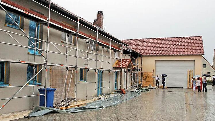 Ortstermin: der Rannunger Gemeinderat am Feuerwehrhaus Foto: Dieter Britz