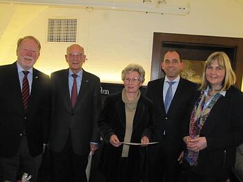 Bürgermeisterin und CSU-Kreisvorsitzende Birgit Weber (von rechts) sowie der Ortsverbandsvorsitzende der CSU Coburg Mitte, Thomas Bittorf, gratulieren Hans Michelbach (von links), Günther Kammerscheid und Helga Hemmerich zu ihren Mitgliedsjubiläen.  Foto: Martin Koch