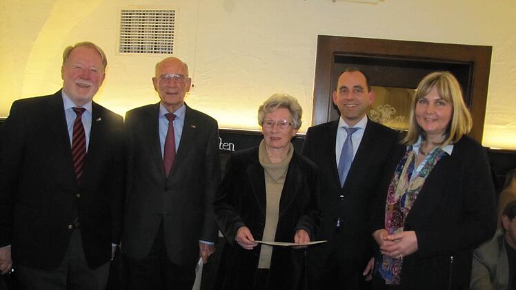 Bürgermeisterin und CSU-Kreisvorsitzende Birgit Weber (von rechts) sowie der Ortsverbandsvorsitzende der CSU Coburg Mitte, Thomas Bittorf, gratulieren Hans Michelbach (von links), Günther Kammerscheid und Helga Hemmerich zu ihren Mitgliedsjubiläen.  Foto: Martin Koch